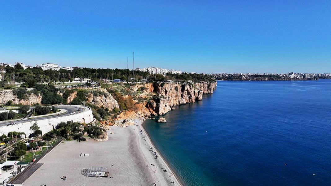 O kent iki mevsimi aynı anda yaşadı: Bir yanda kar, diğer yanda deniz keyfi! Dağ, tepe, sahil, deniz doldu taştı 8